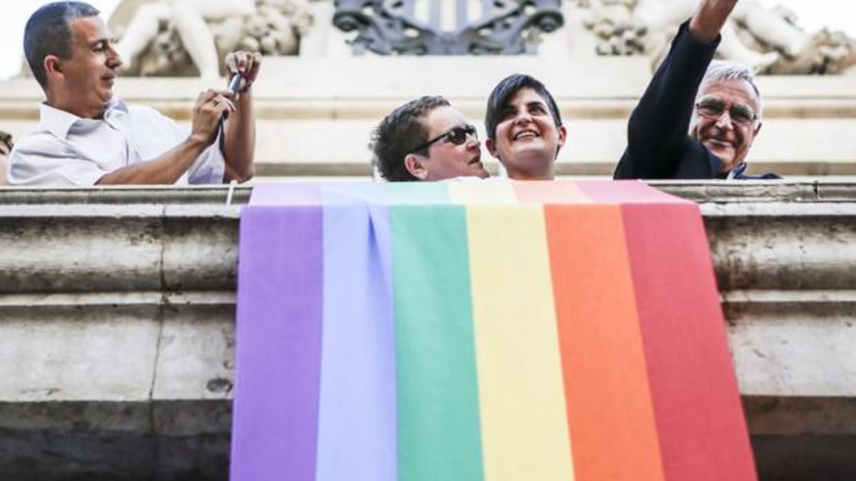 El Ayuntamiento de Valencia, con su alcalde, Joan Ribó, colocó en su fachada una bandera arcoíris de los coletivos de gays y lesbianas