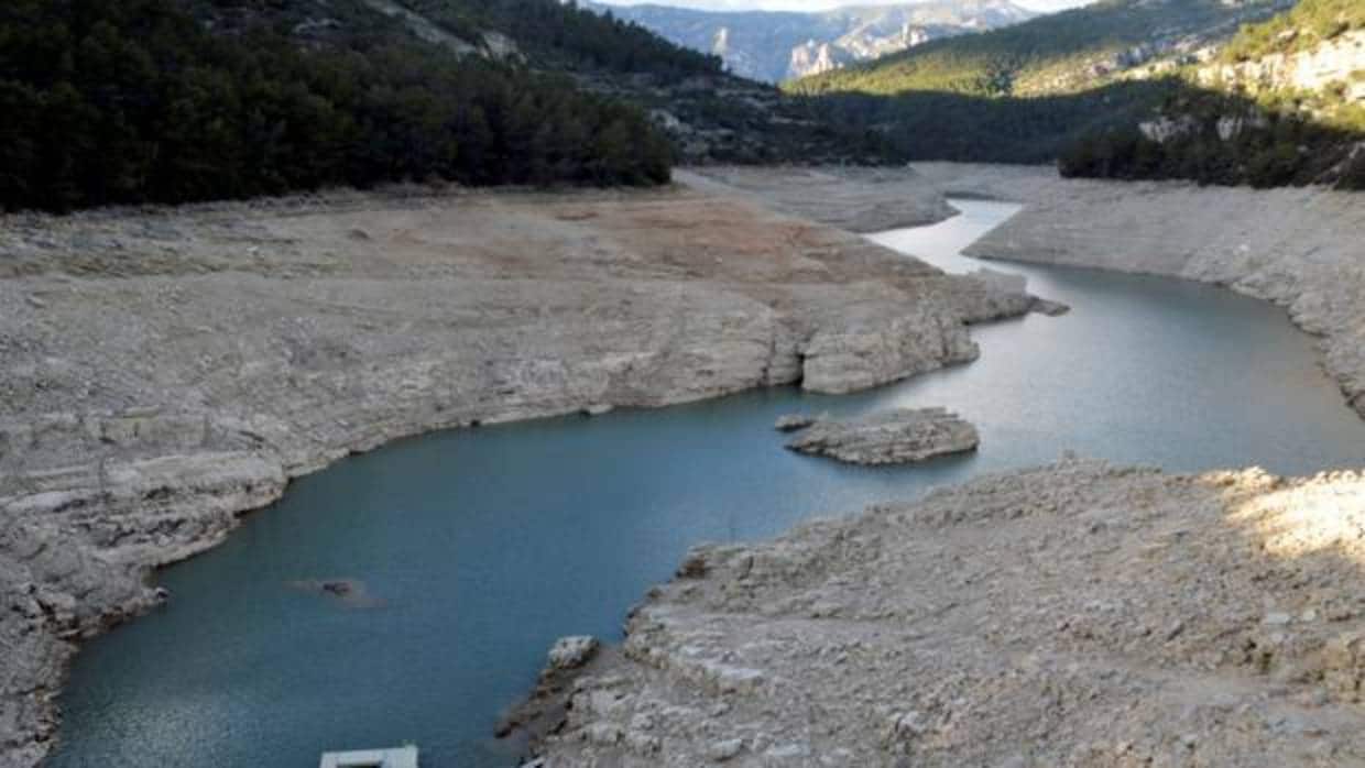 El embalse de Uldecona, en Castellón, este febrero, por debajo de su capacidad y gravemente afectado por la sequía