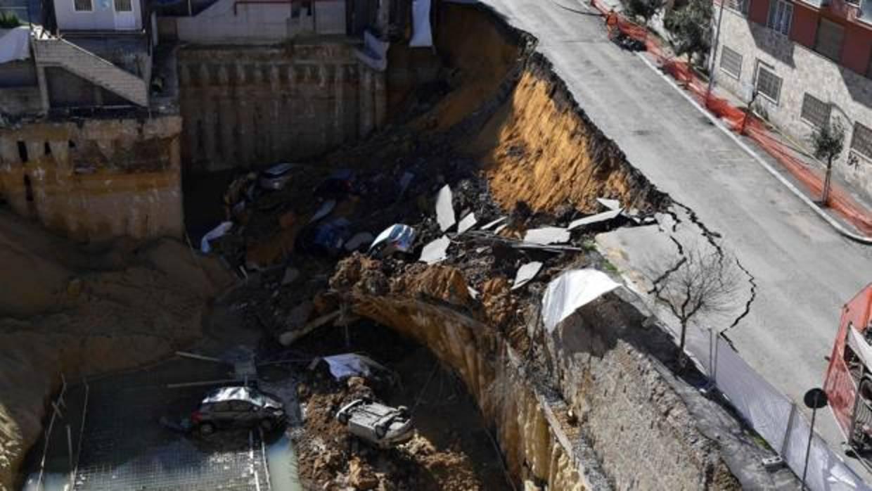 Dos edificios de Roma fueron evacuados después de que la calle en la que se ubican se hundiera formando un enorme socavón