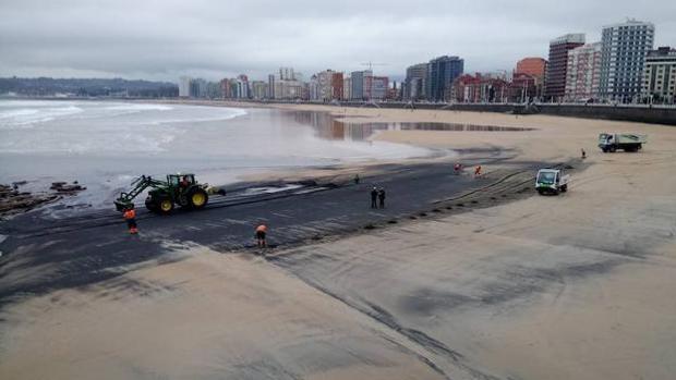 Una gran mancha aparece en una playa de Gijón donde hace 32 años se hundió un barco