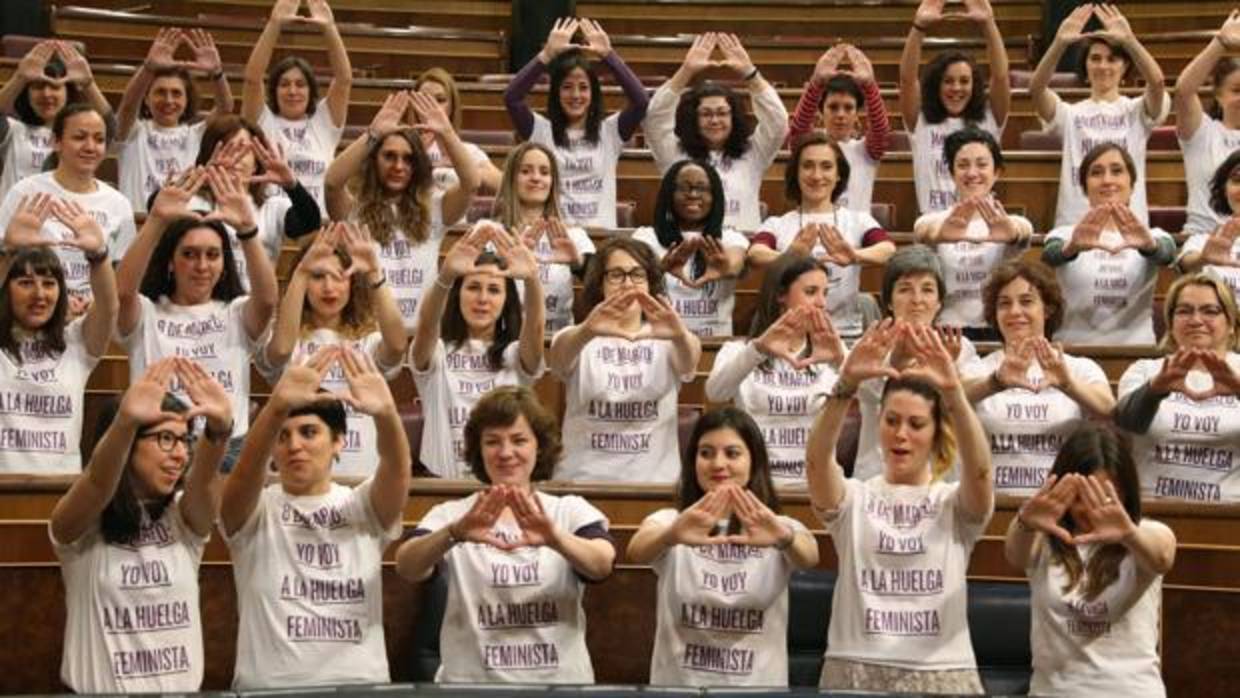 Diputadas de Unidos Podemos lucen camisetas en apoyo de la huelga feminista del 8-M
