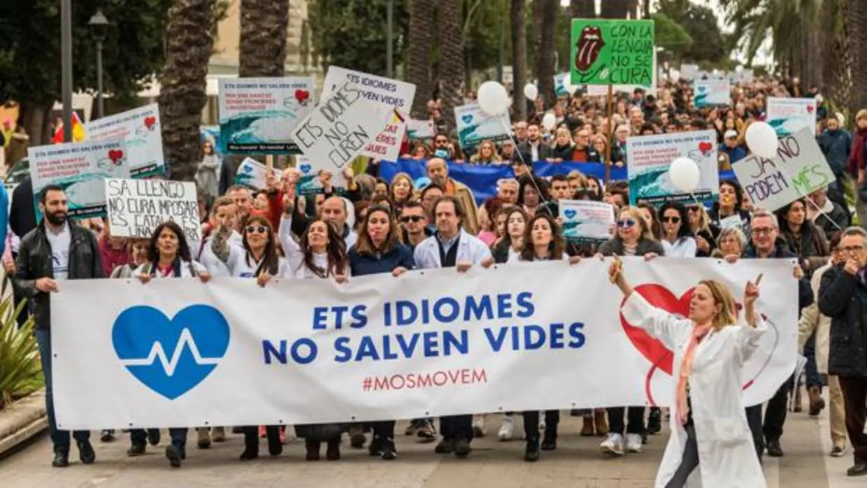Manifestación en Palma de Mallorca contra la imposición del catalán para acceder a la medicina