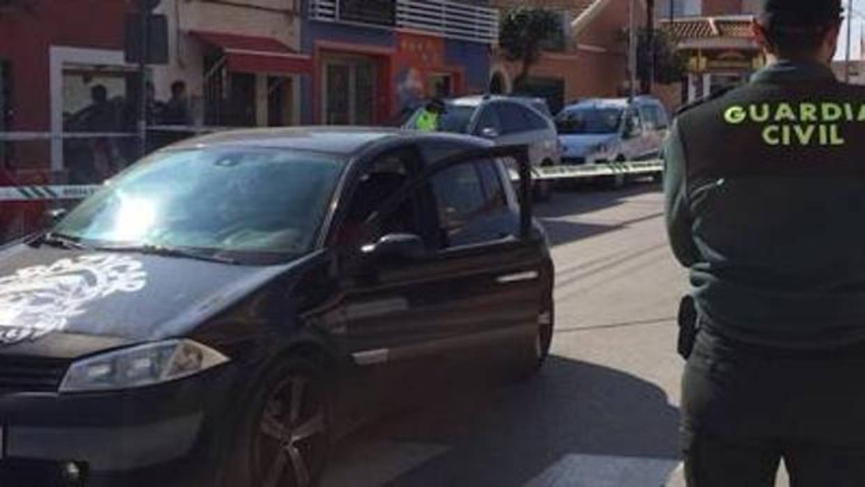 En la imagen, el coche de la víctima, en una zona acordonada