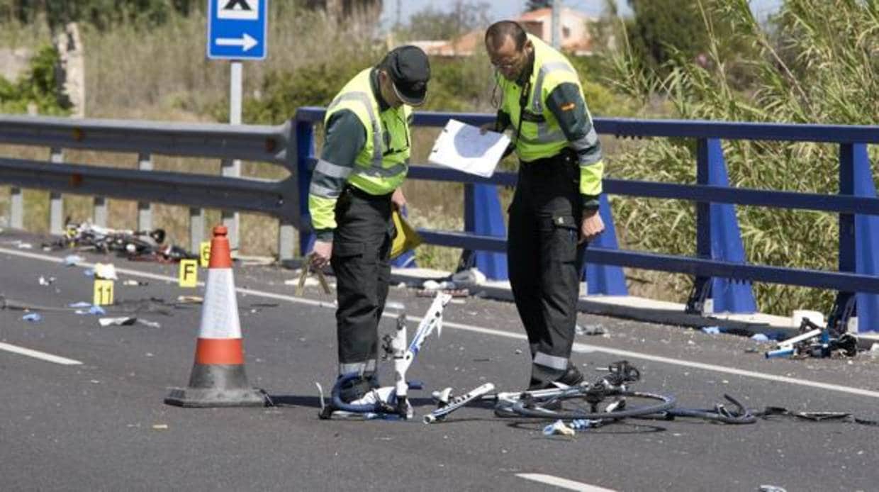 La Guardia Civil observa los restos de una bicicleta, después de un atropello masivo