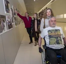 La familia de Miguel Ángel recorre con él las instalaciones del Hospital de Parapléjicos de Toledo