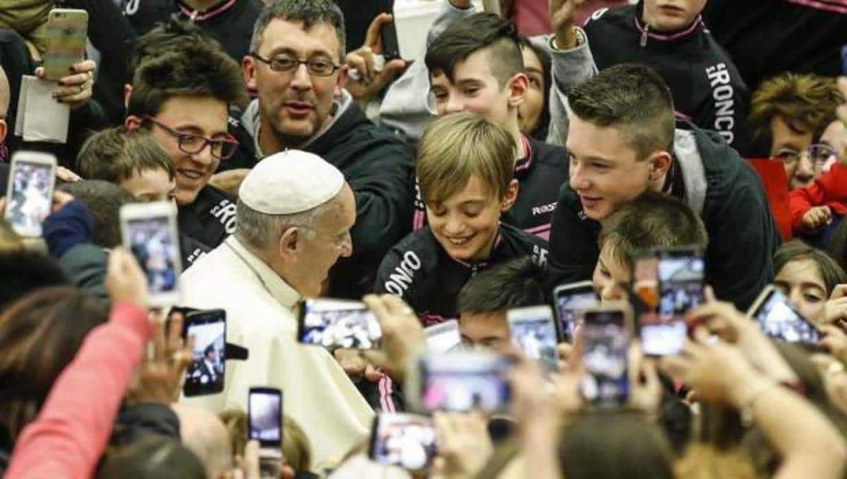 El Papa Francisco saluda a los feligreses a su llegada a la audiencia general de los miércoles en el aula Pablo VI en el Vaticano