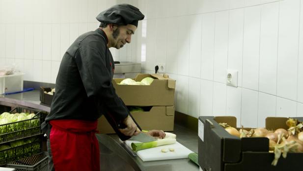 Los hombres jóvenes se meten cada vez más en la cocina