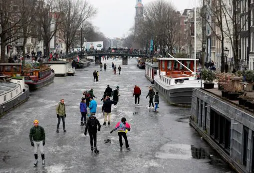 Varios ciudadanos patinando sobre los canales de Ámsterdam