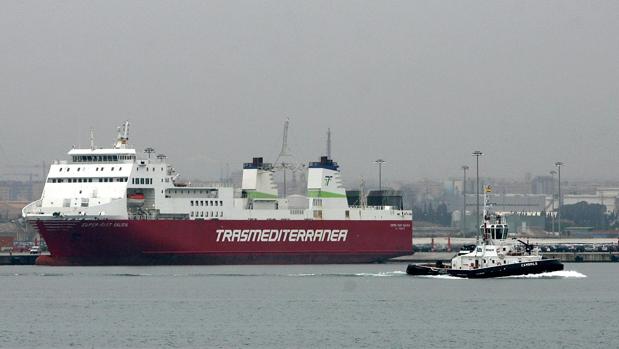 Decenas de pasajeros del barco que cubre el trayecto Barcelona-Palma han dormido este lunes en el suelo