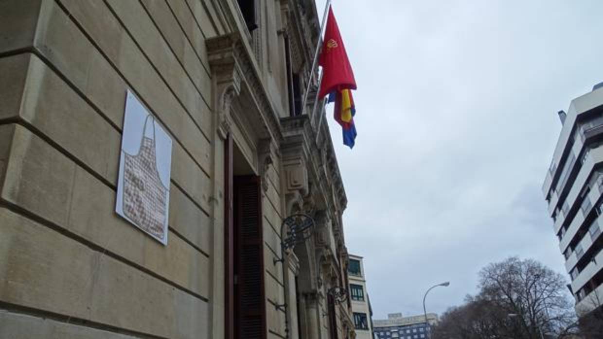 Delantal colgado en la fachada del Parlamento de Navarra