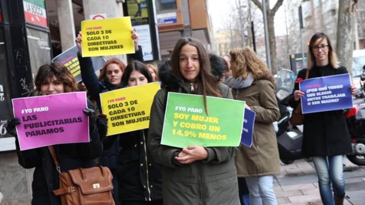 Un grupo de mujeres lleva pancartas reclamando sus derechos
