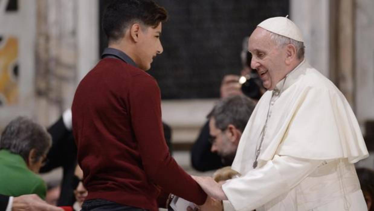 El Papa estrecha la mano de un joven sirio