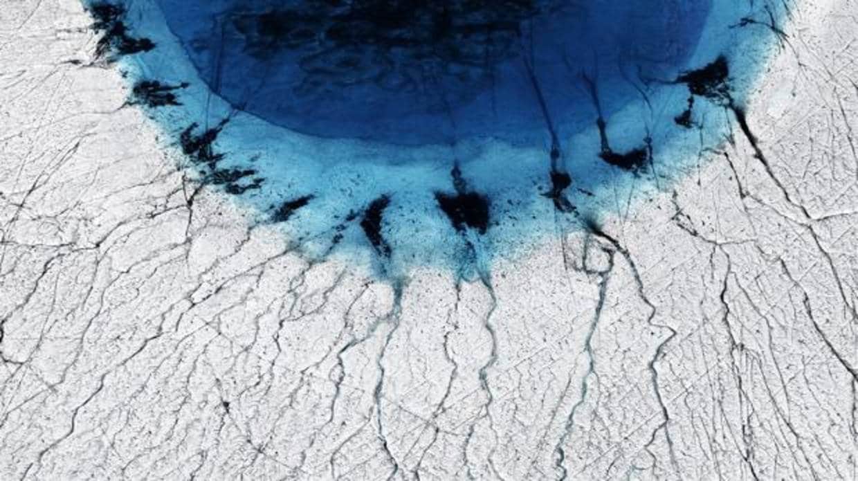 La fusión de la capa de hielo de Groenlandia forma lagos que drenan en verano