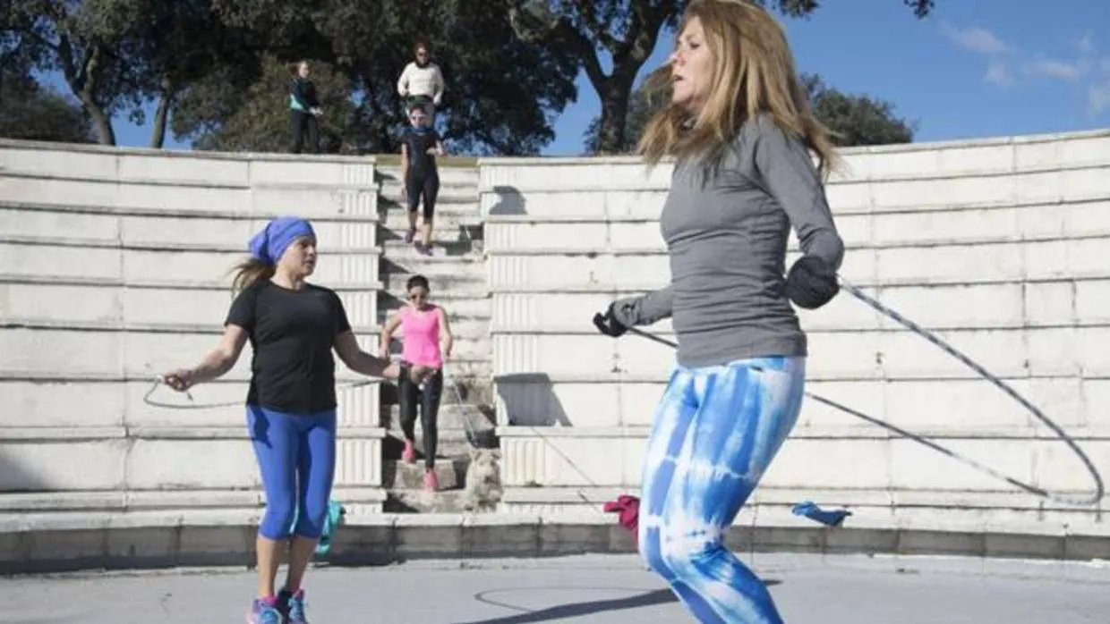 Un grupo de mujeres hace deporte, como ayuda para frenar los efectos de la menopausia