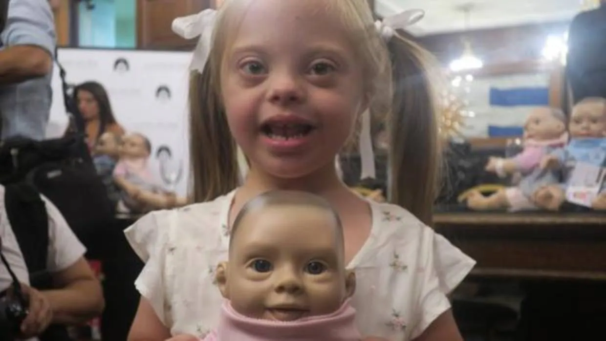 Una niña con síndrome de down sostiene a Oli, el primer muñeco con rasgos de síndrome de Down en Argentina