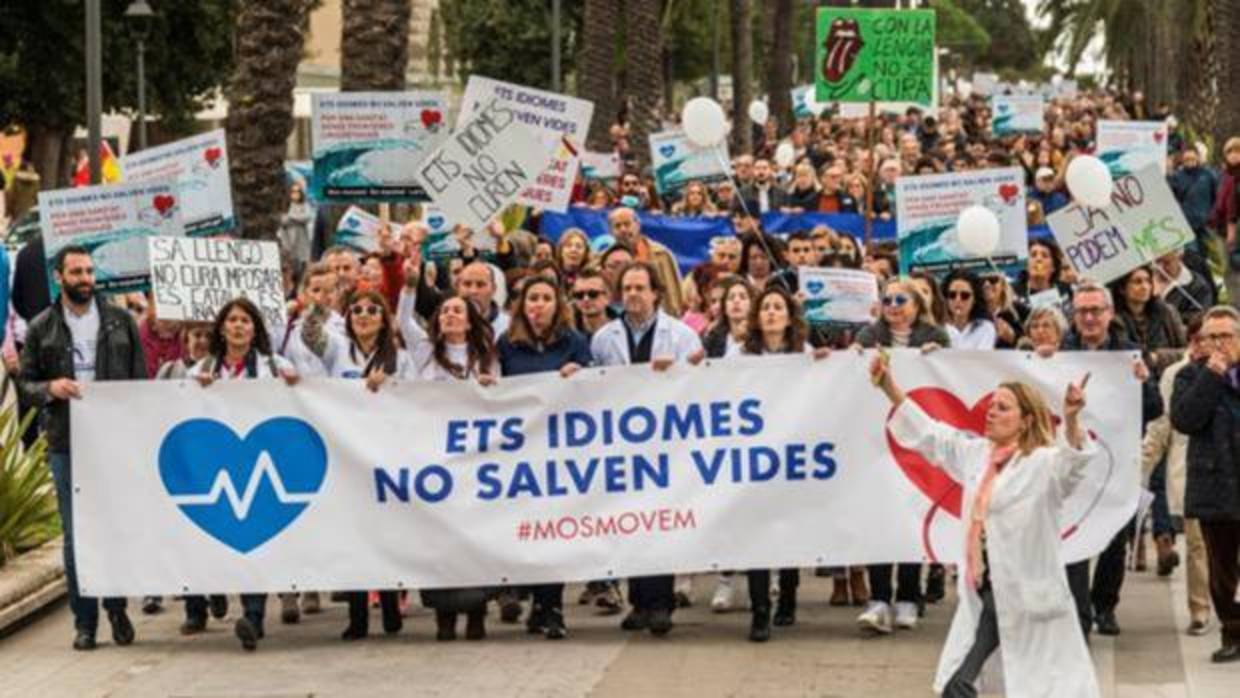 Una quincena de personas se concentran en Palma contra el decreto del catalán en la sanidad
