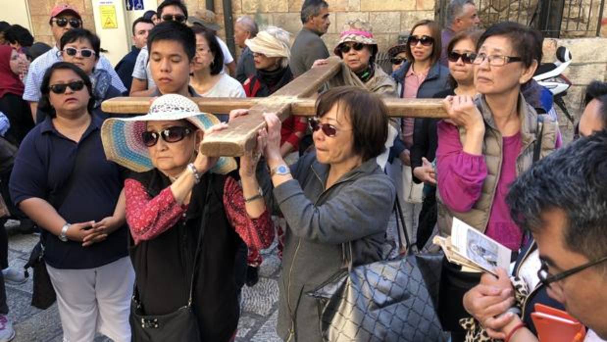 Vía Crucis de un grupo de turistas en la Vía Dolorosa de Jerusalén