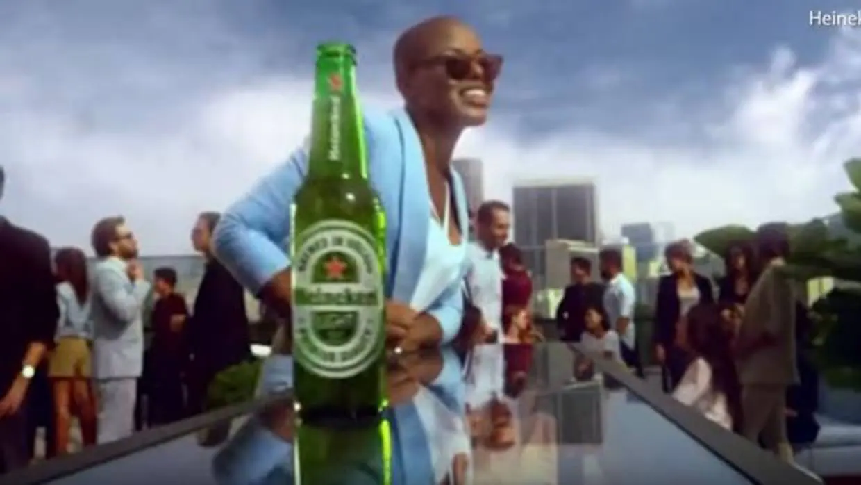 Heineken retira un anuncio acusado de racista en el que una cerveza esquiva a varios negros