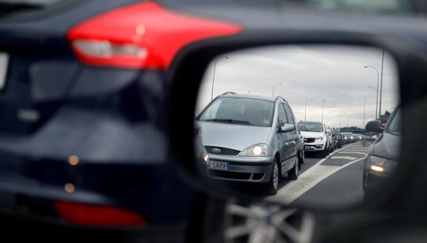 Tráfico y estado de las carreteras en directo: Primeras retenciones en la mayor procesión de coches del año