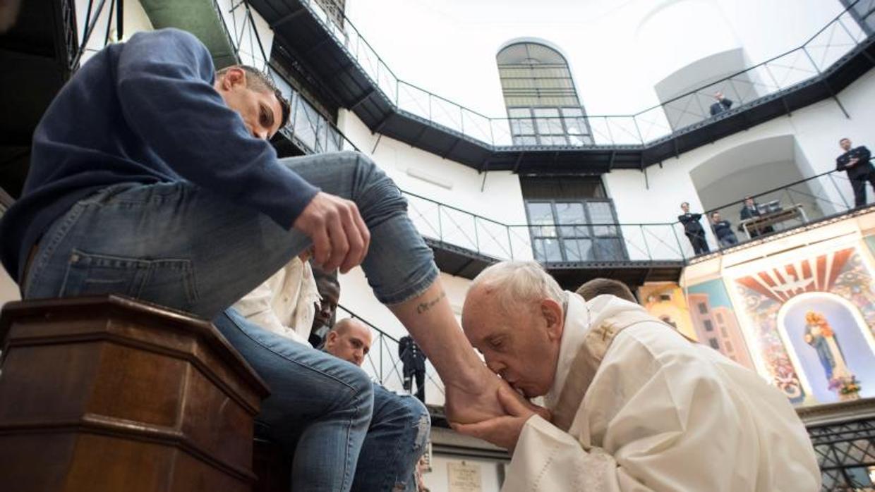 El Papa lava los pies a doce reclusos en la cárcel romana de Regina Coeli