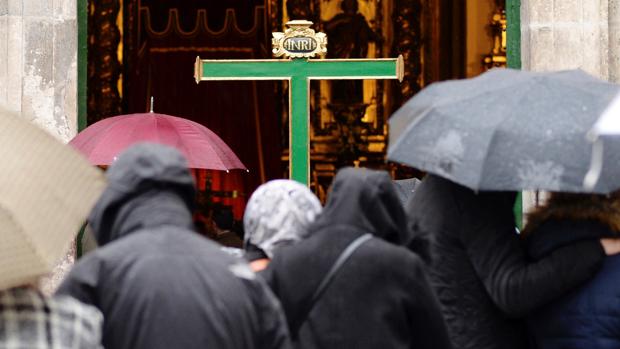 La lluvia suspende las procesiones del Viernes Santo en Valladolid, Zamora, León y Salamanca