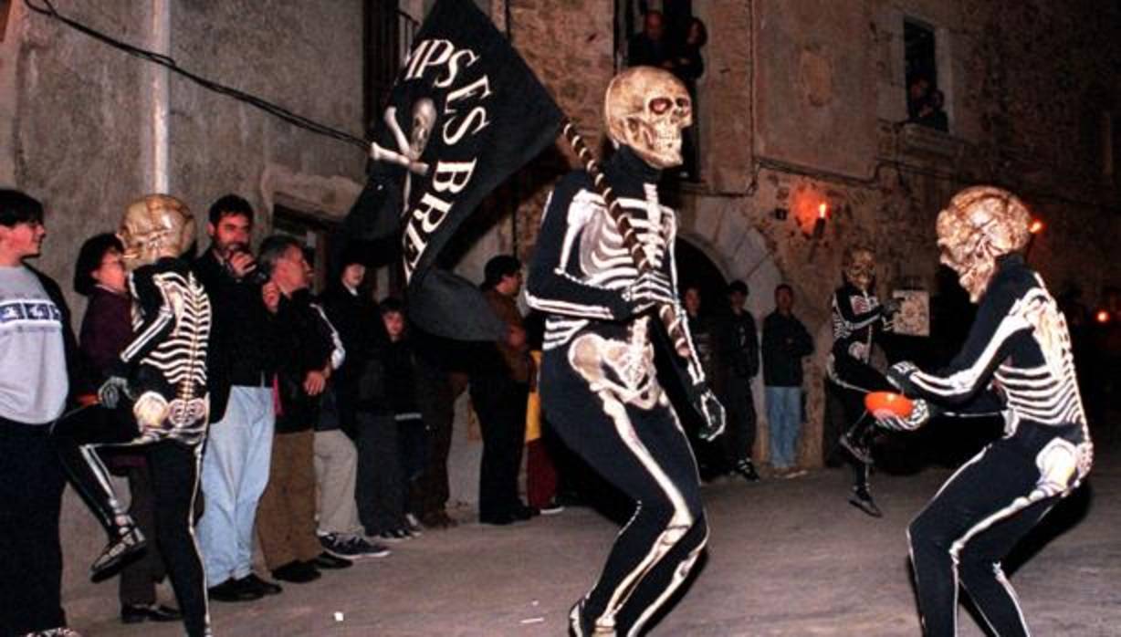 Dos niñas bailan «la danza de la muerte» por primera vez en 500 años