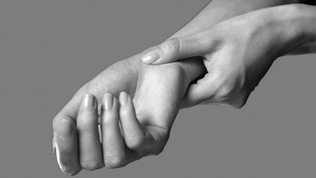 ¿Por qué crujen los dedos de las manos?