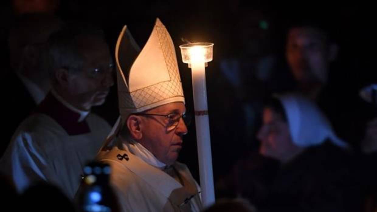 El Papa Francisco durante la misa de la vigilia pascual en la basílica de San Pedro