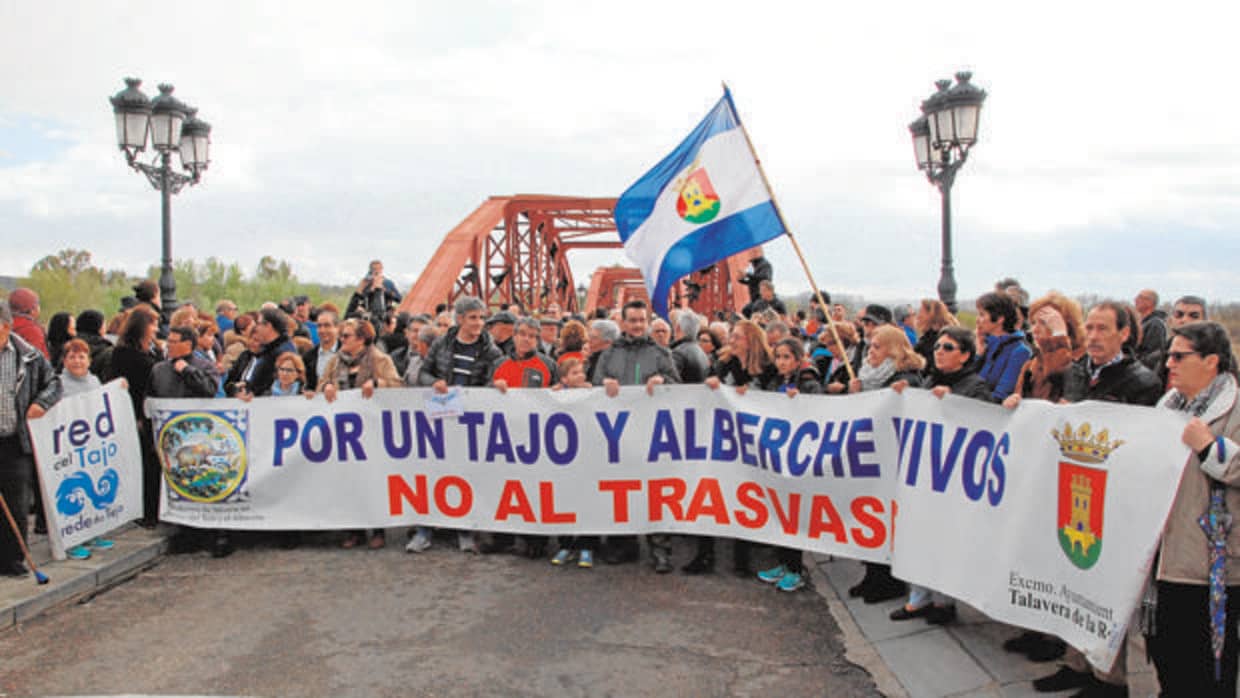 Un millar de personas se dieron cita ayer sobre el puente colgante de Talavera para protestar por la nueva derivación al Levante