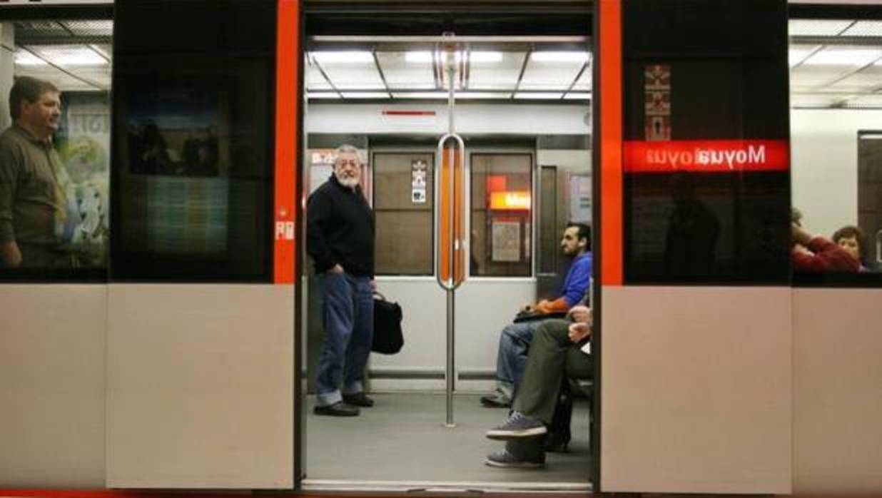 Vista del interior de un vagón en la estación de Moyua