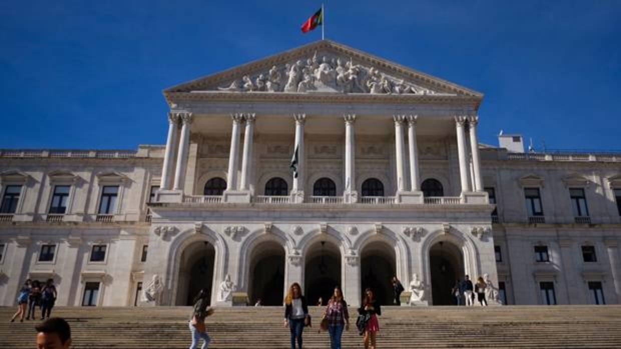 Un grupo de estudiantes bajan las escaleras del Parlamento portugués en Lisboa