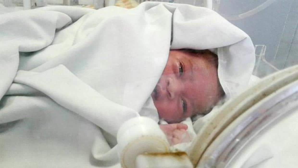 «Milagro»: la recién nacida que logró sobrevivir tras ser arrojada a una alcantarilla