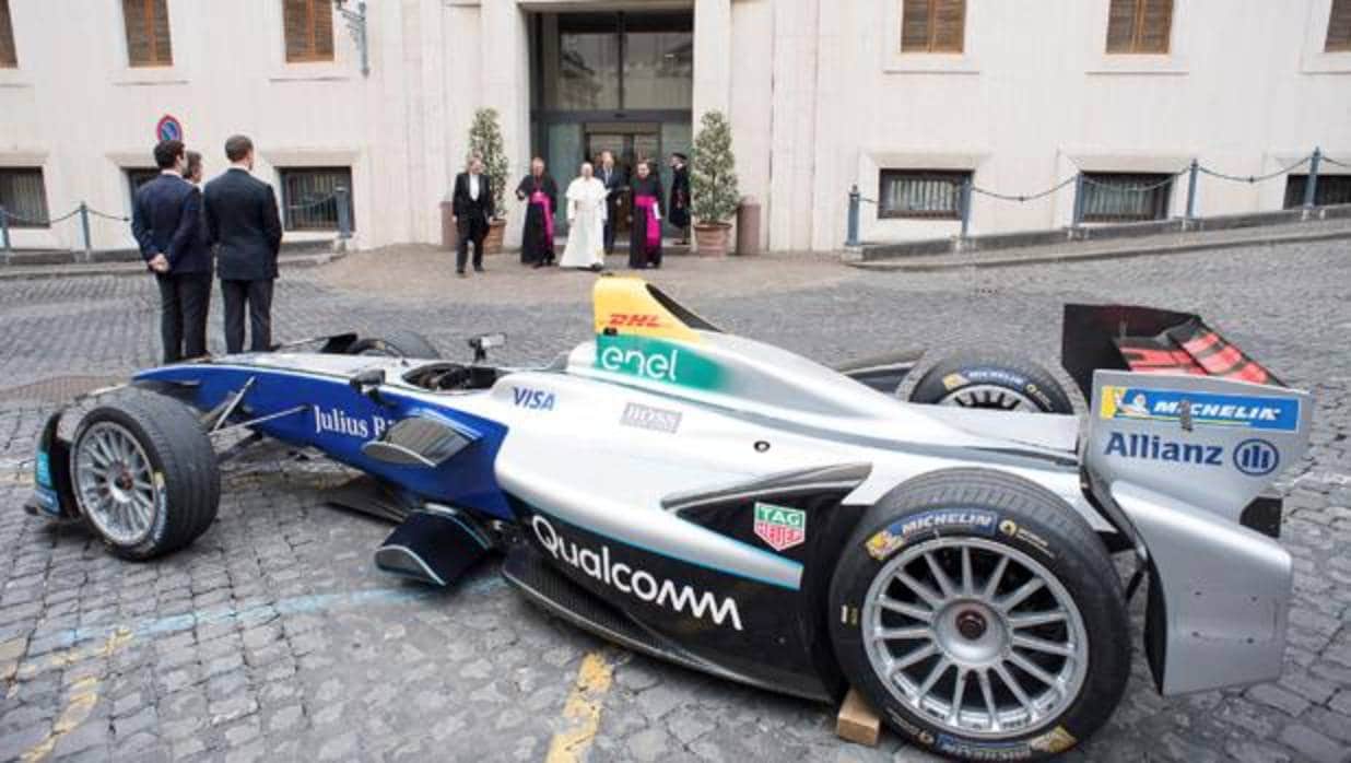 El Papa a las puertas de Santa Marta se acerca al coche de Fórmula E