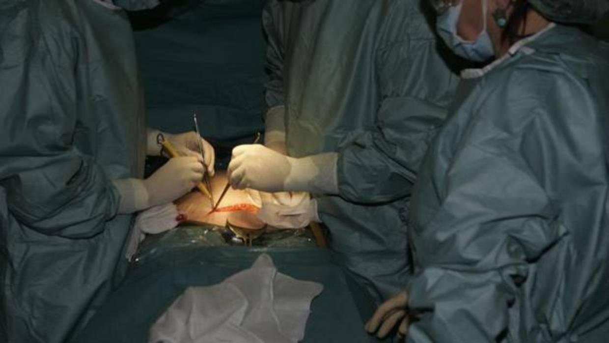 El Hospital de Melilla «valida la buena praxis» en el caso de la mujer fallecida tras una cesárea
