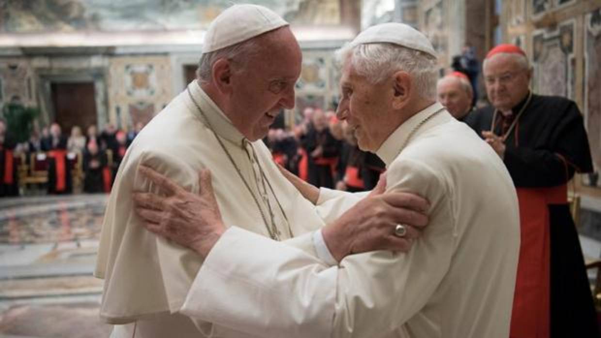 Benedicto XVI recibe también visitas del Papa Francisco