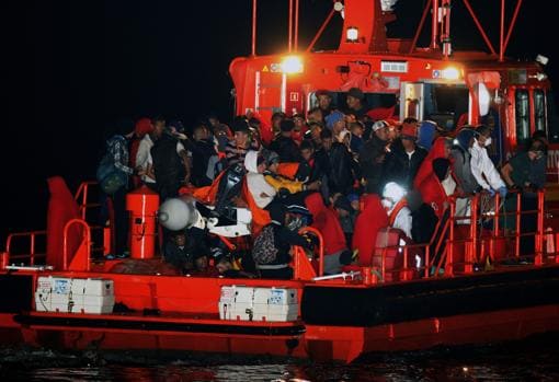 Un grupo de inmigrantes tras ser rescatados de una patera en 2015