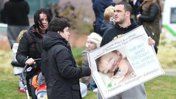 El bebé Alfie Evans respira por sus propios medios desde que fue desenchufado