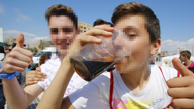 El Congreso aprueba imponer multas a los padres de los menores que beban alcohol