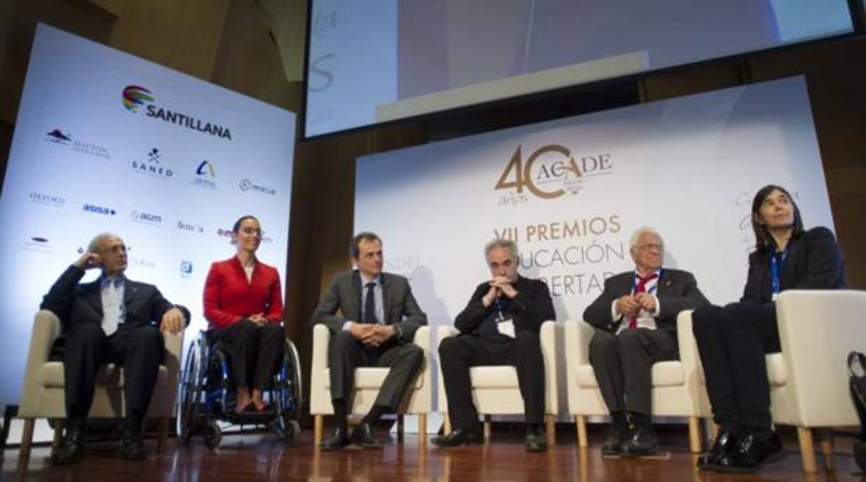 Fernando Pérez (izqda.), Teresa Perales, Pedro Duque, Ferran Adrià, padre Ángel y María Blasco, ayer, en la entrega de premios de Acade