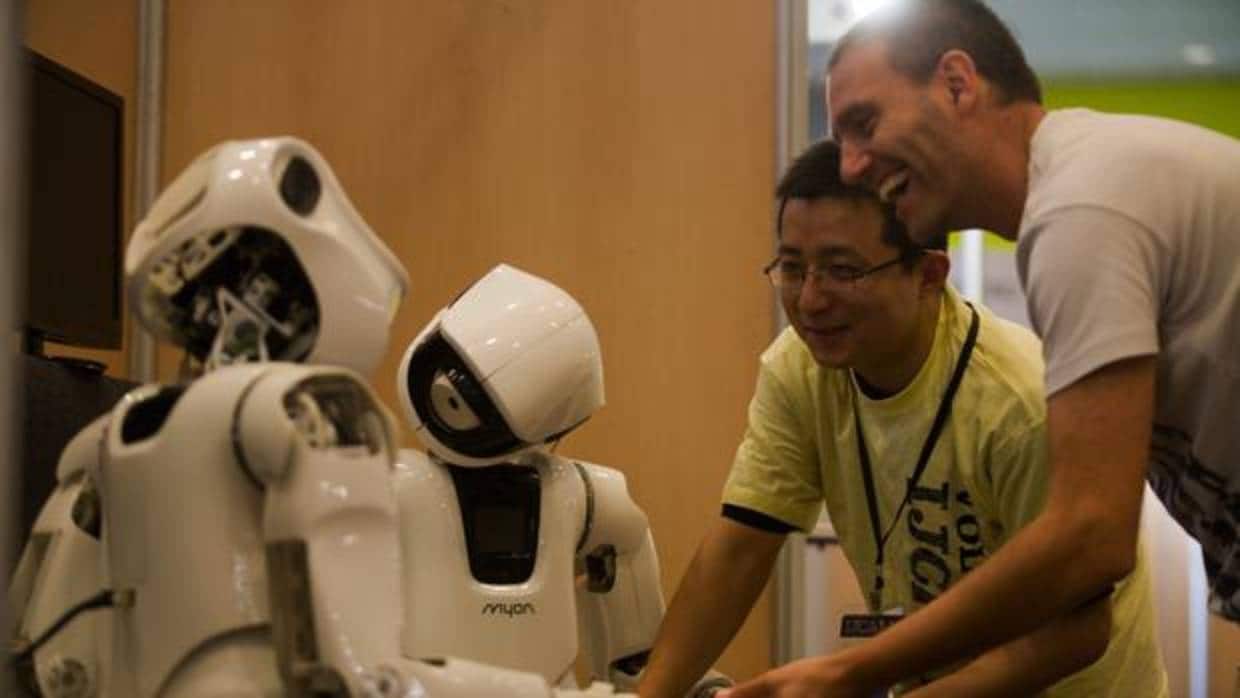 Robots en un congreso de inteligencia artificial
