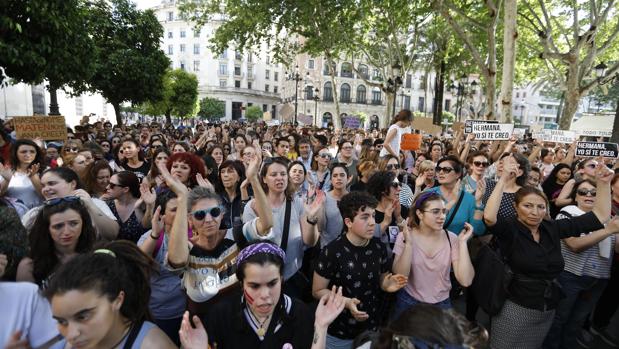 Dos mil psicólogos rechazan la sentencia de «La Manada»: no tiene sentido hablar de consentimiento