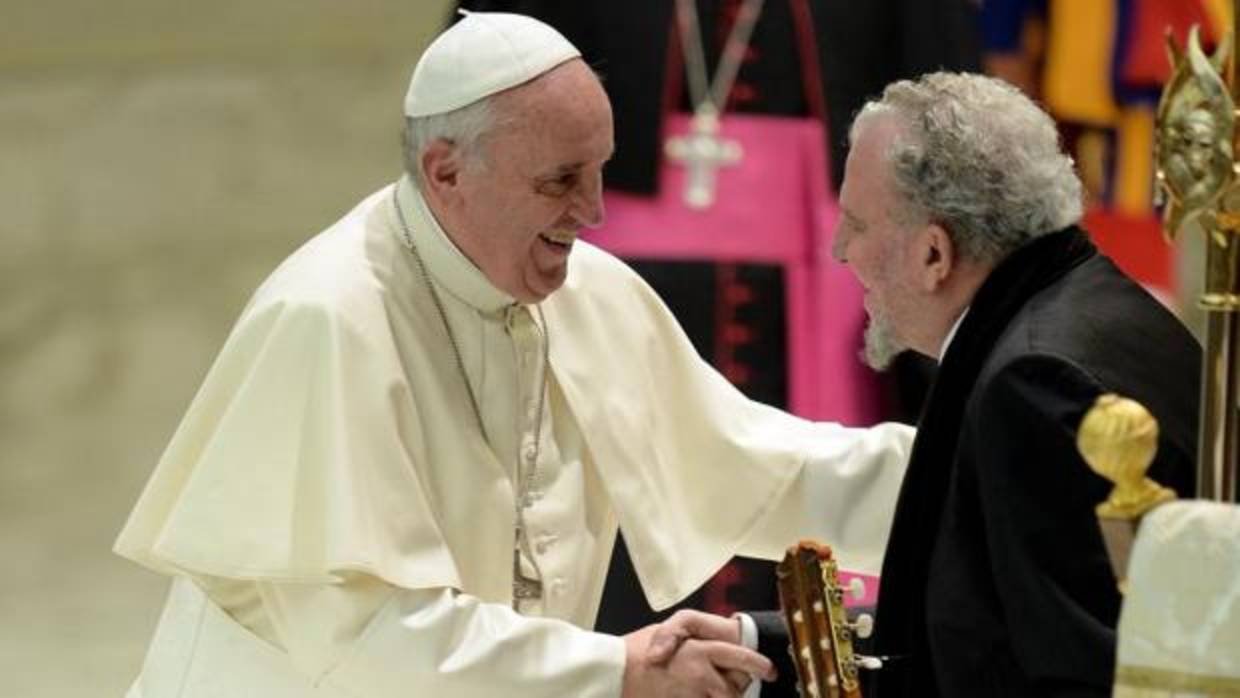 Francisco saluda a Kiko Argüello durante una audiencia en el Vaticano en 2014