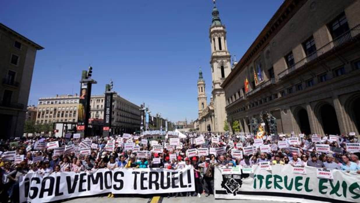 Miles de turolenses han protestado en las calles de la capital maña, Zaragoza