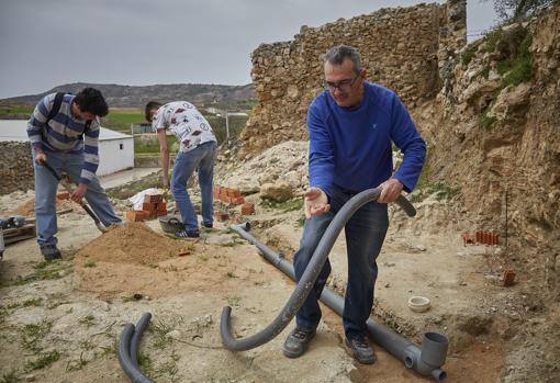 Fernando Picó y sus hijos trabajan en la construcción de una casa