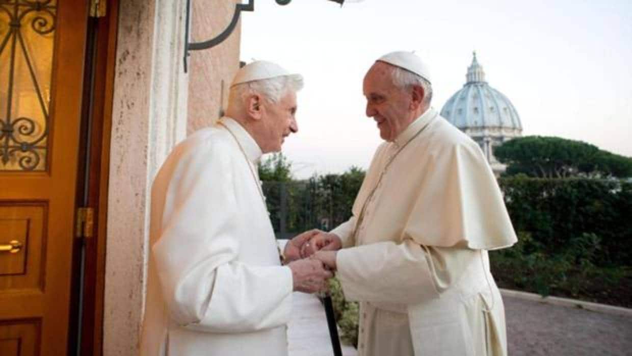 El Papa Francisco y Benedicto XVI en uno de sus encuentros