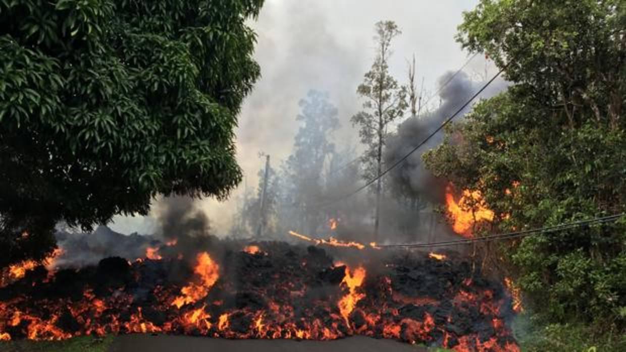 Una masa de lava corta una de las carreteras de Big Island, la mayor del archipiélago de Hawaii