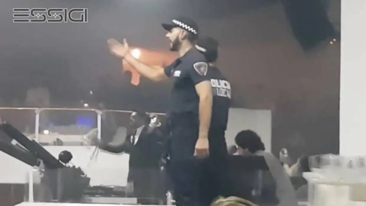 Polémica en Ibiza por dos gogós masculinos que iban vestidos como polícias locales en una fiesta