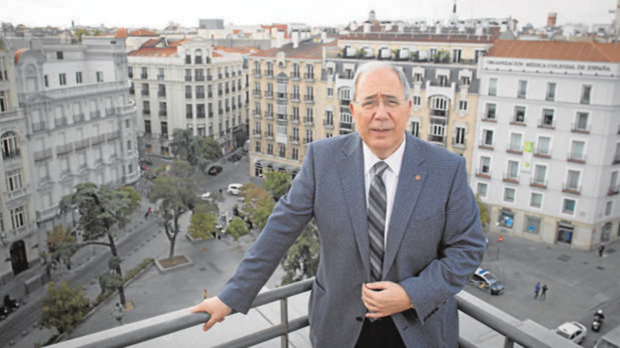 El presidente de la CRUE posa en la sede de la CRUE, en Madrid