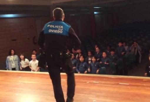 El policía que enseña seguridad vial a los niños a golpe de cadera y reggaeton