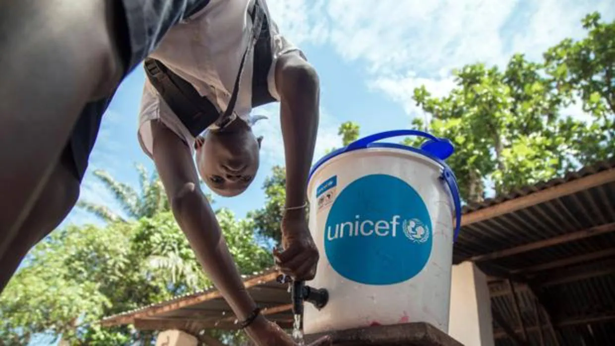 Foto facilitada por el Fondo de las Naciones Unidas para la infancia (UNICEF) que muestra a un estudiante lavándose las manos, antes de entrar en clase, en uno de los grifos instalados por la organización en las escuelas de las áreas afectadas para ayudar a contener el brote de ébola en la ciudad de Mbandaka (República Democrática del Congo),